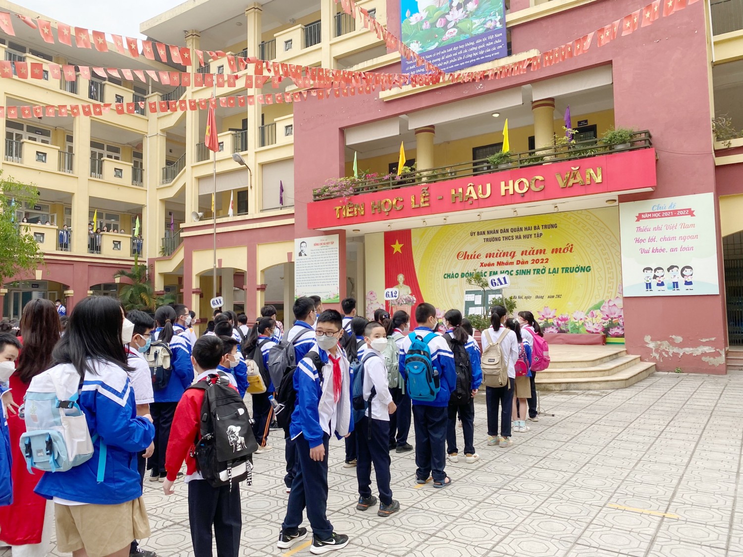 Hân hoan chào đón các em học sinh lớp 6 tới trường ngày 6/4/2022