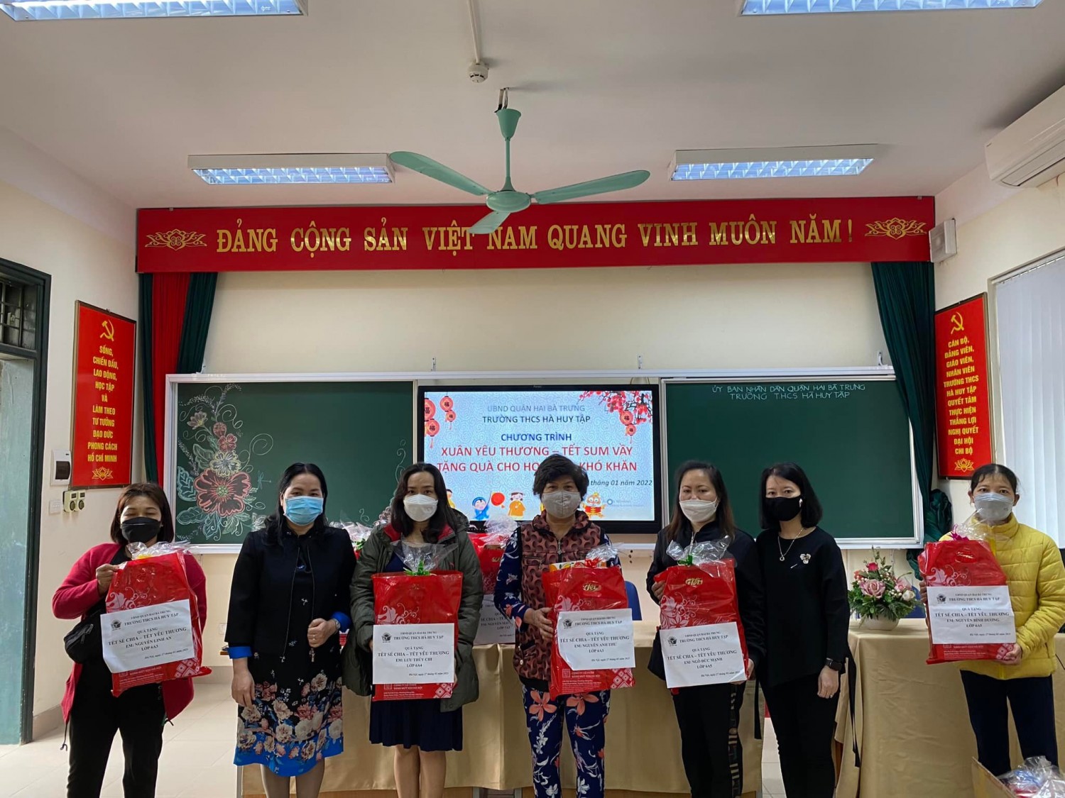 Chương trình “Xuân yêu thương - Tết xum vầy - Tặng quà cho học sinh khó khăn”.