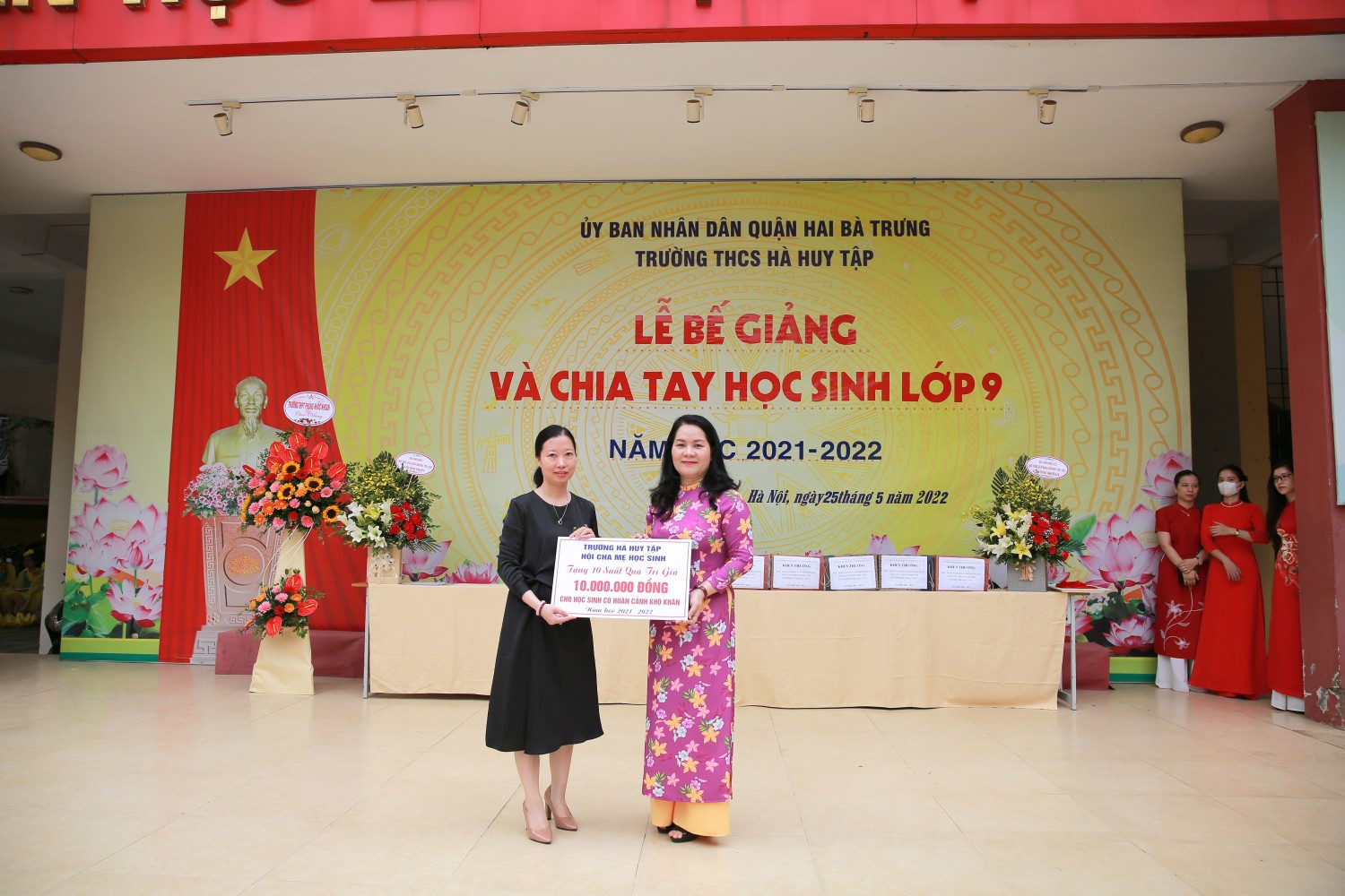 Bà Chu Hương Giang - Đại diện trưởng Ban phụ huynh trường THCS Hà Huy Tập đã trao phần quà có ý nghĩa tới những học sinh coó hoàn cảnh khó khăn đã cố gắng vươn lên trong học tập