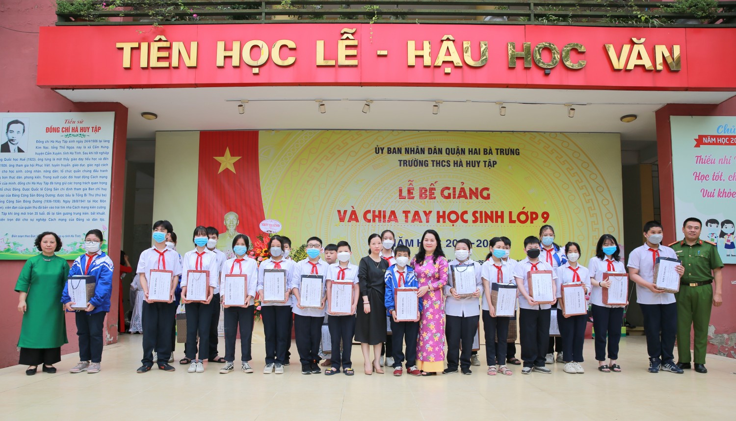 Khen thưởng HS có hoàn cảnh khó khăn nhưng cố gắng vương lên trong học tập