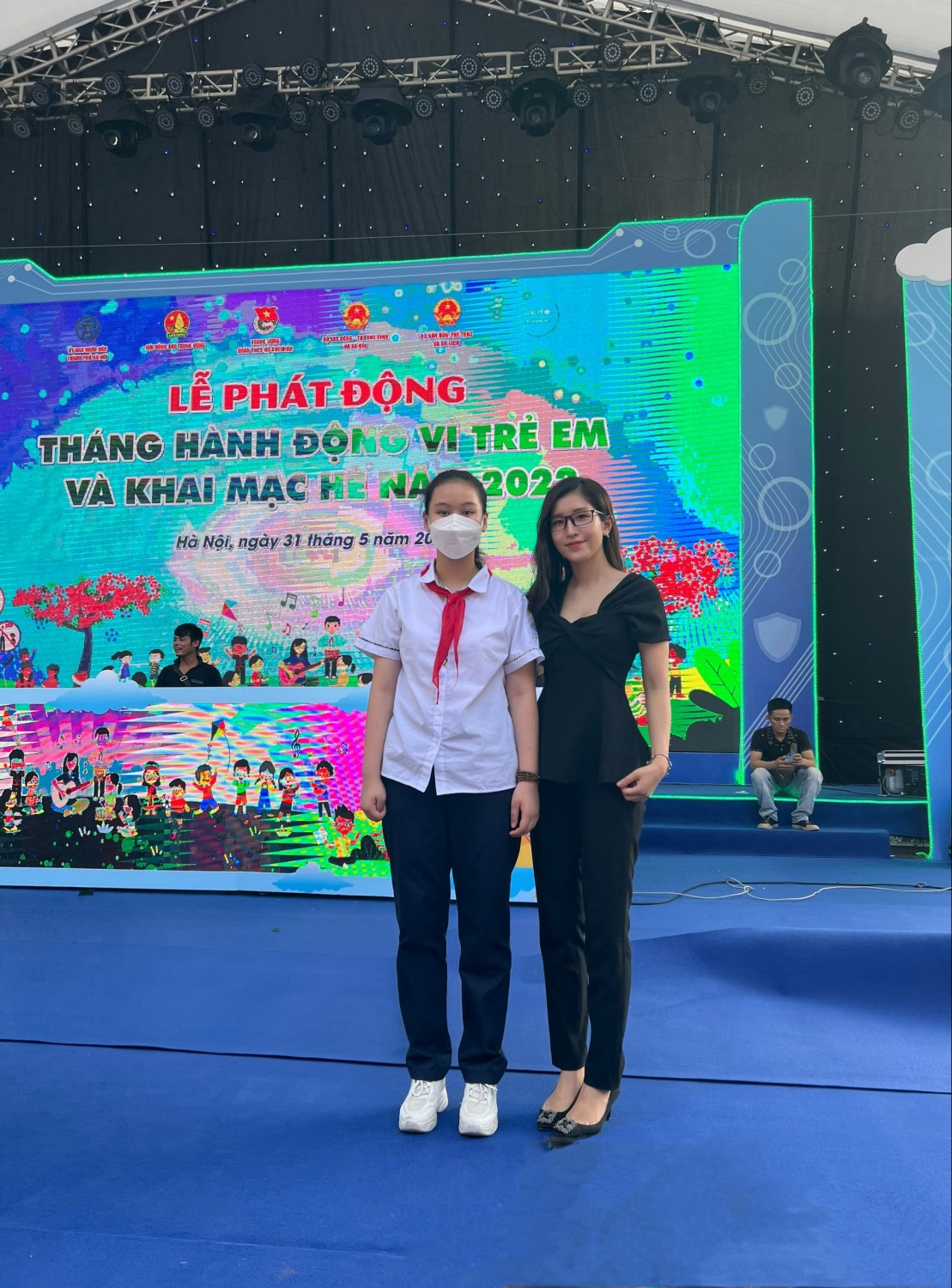 HS Lê Tú Uyên cùng cô giáo chủ nhiệm 