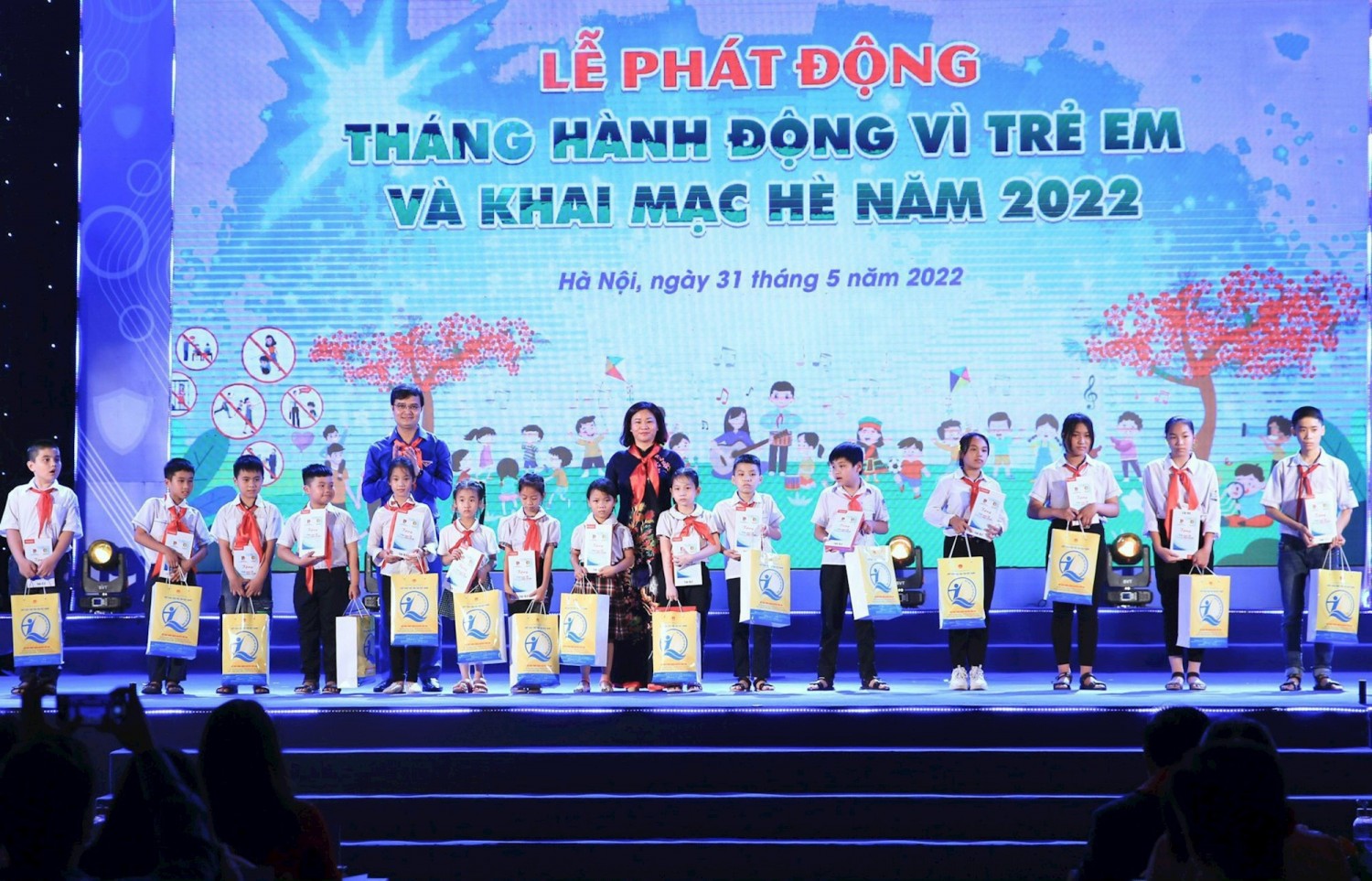 HỌC SINH TRƯỜNG THCS HÀ HUY TẬP VINH DỰ ĐƯỢC NHẬN THIẾT BỊ HỌC TẬP TẠI LỄ PHÁT ĐỘNG THÁNG HÀNH ĐỘNG VÌ TRẺ EM VÀ KHAI MẠC HÈ NĂM 2022