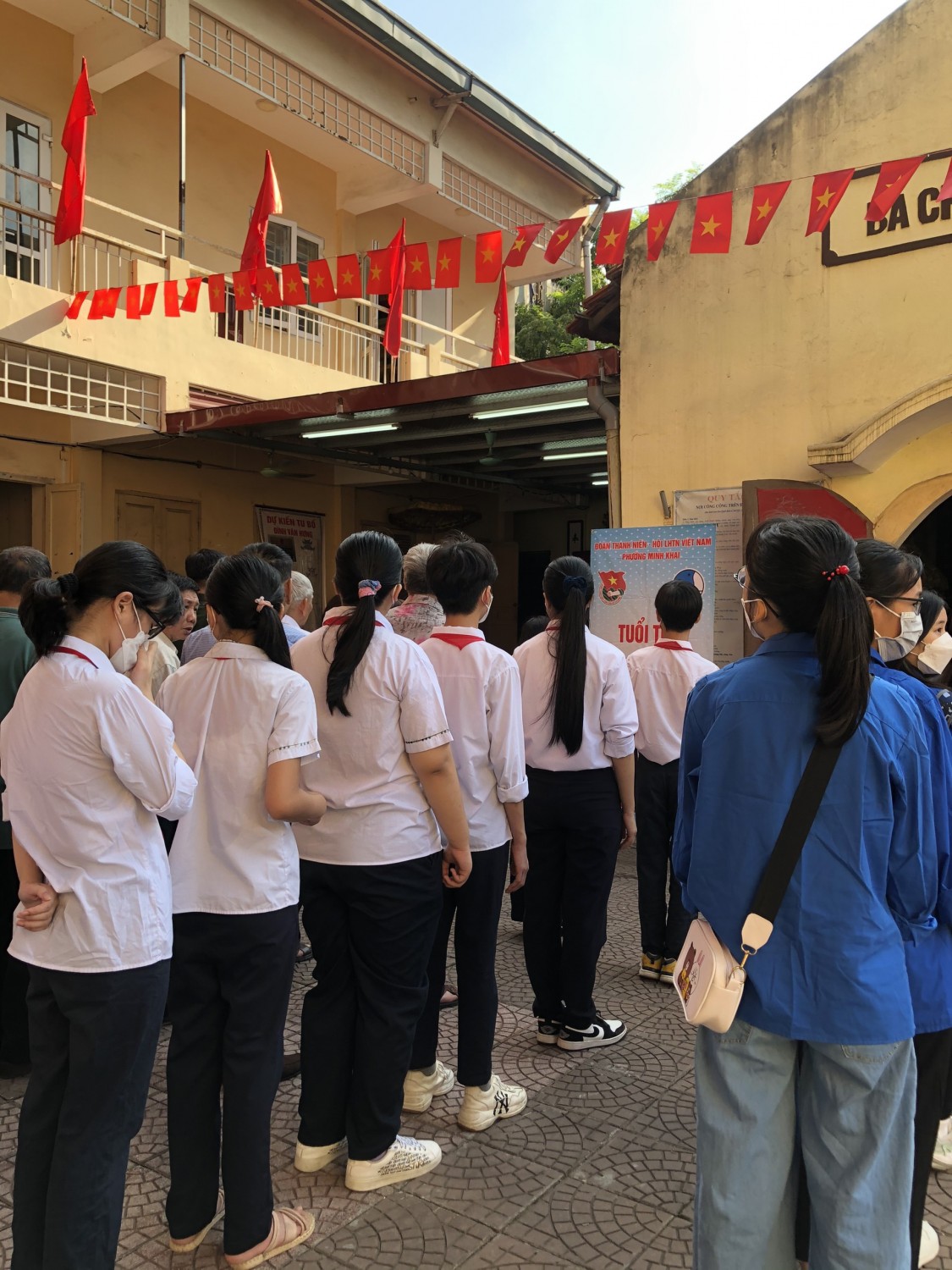 HS xếp hàng để vào làm lễ dâng hương tại đình Văn Hưng