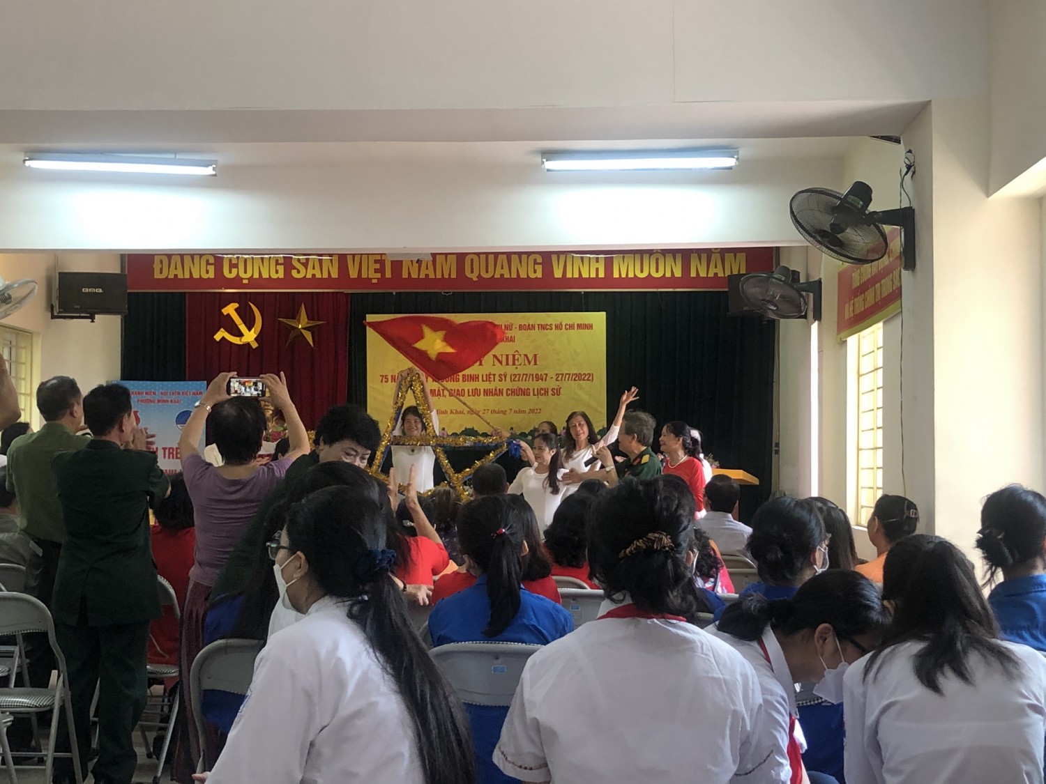 HS lắng nghe câu chuyện thời chiến, chia sẻ của hội Cựu chiến binh