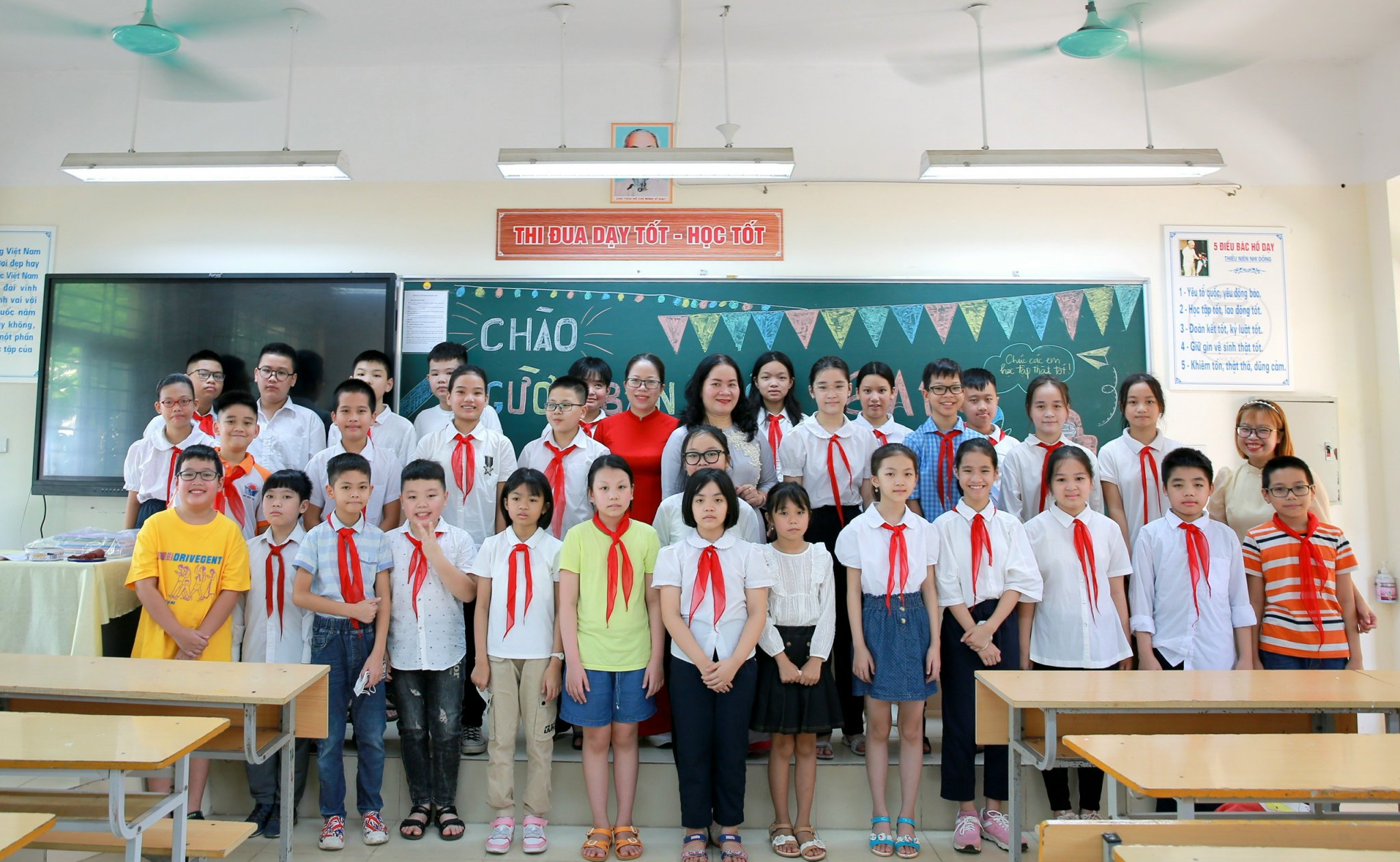 HS lớp 6A1 cùng cô giáo chủ nhiệm Đào Bích Ngân.