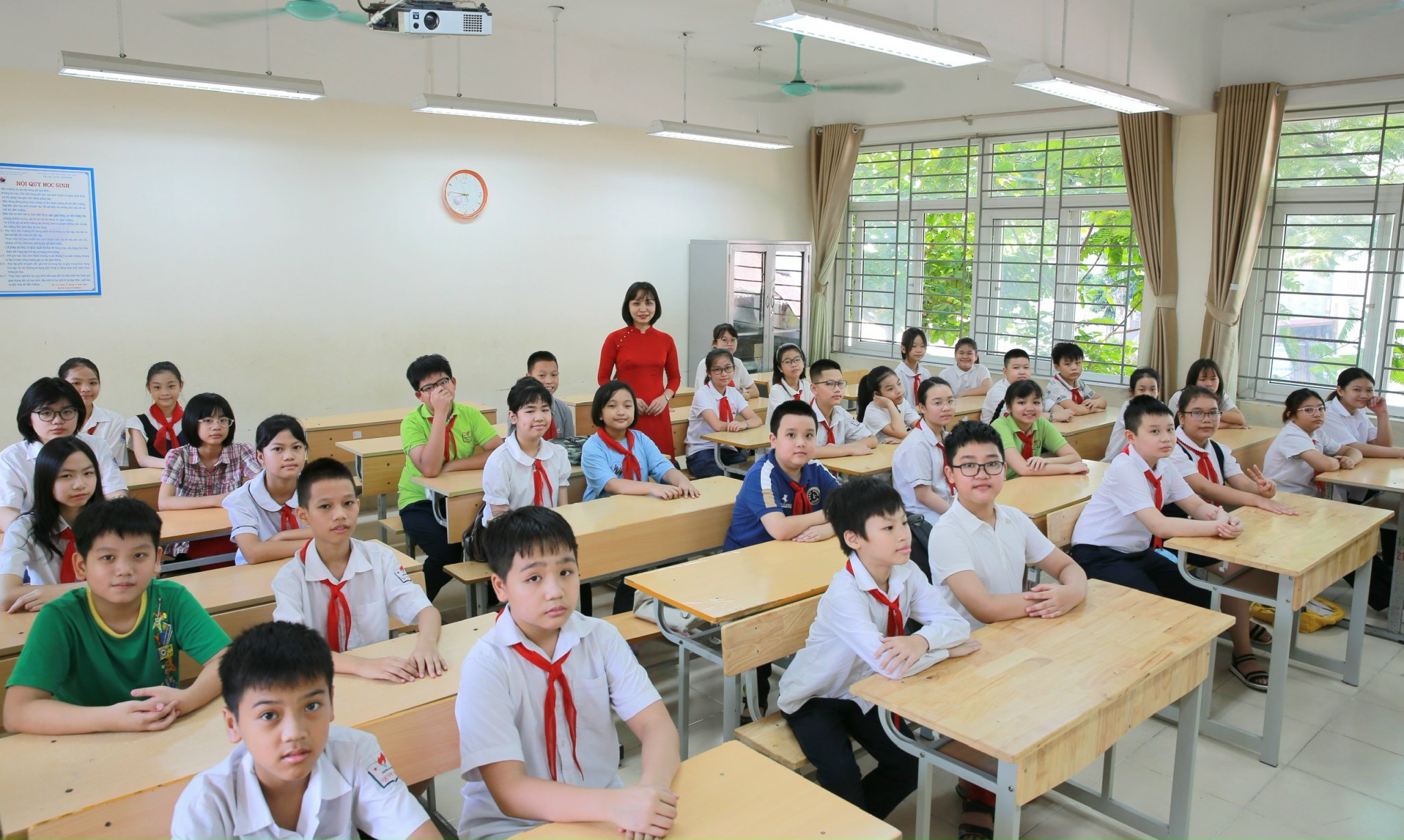 Cô giáo chủ nhiệm lớp 6A2 - Đặng Thị Hảo cùng học sinh