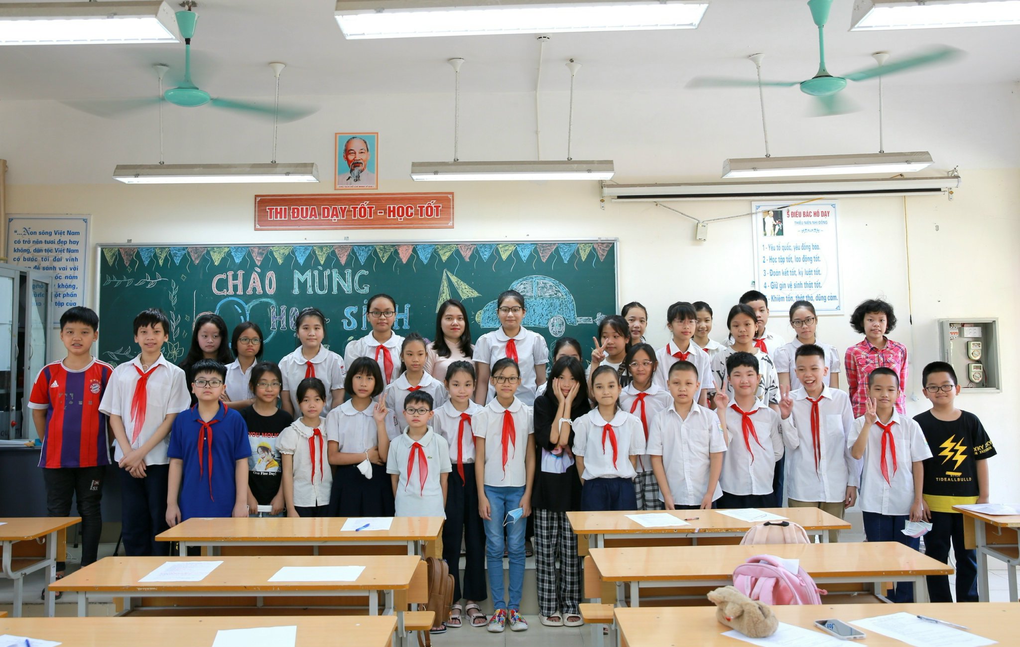 Tập thể lớp 6A4 cùng cô giáo chủ nhiệm Nguyễn Thị Thu Hương