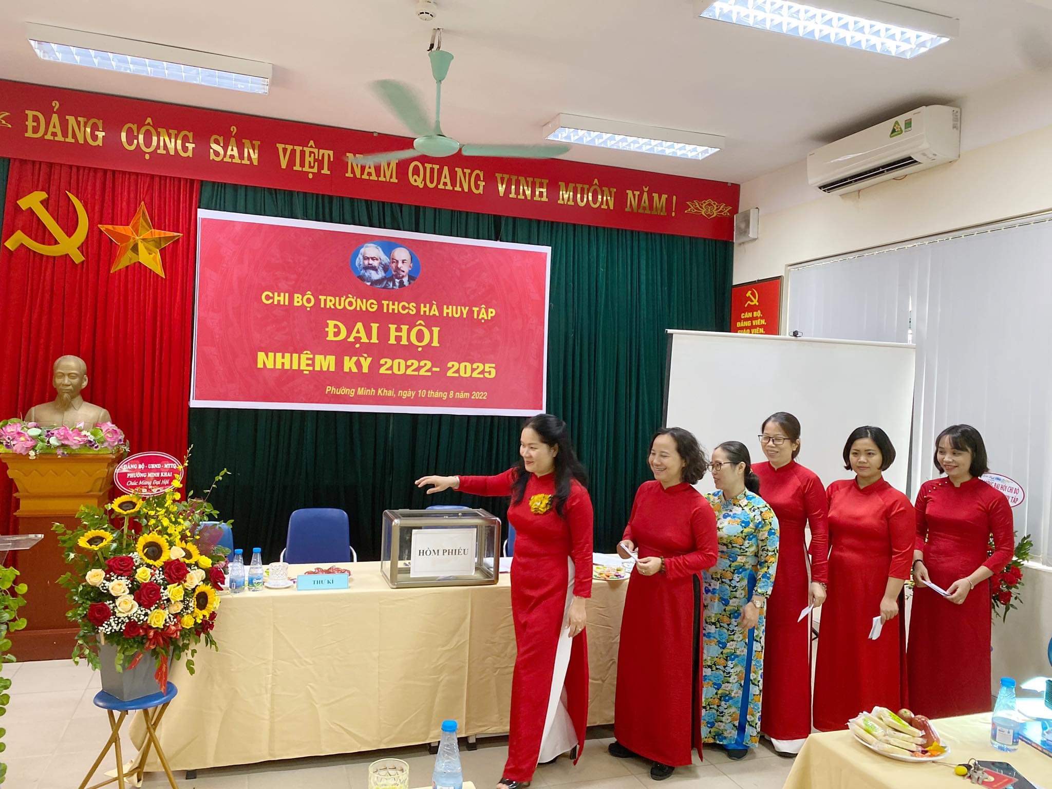 Đảng viên bỏ phiếu bầu cho nhiệm kỳ 2022-2025