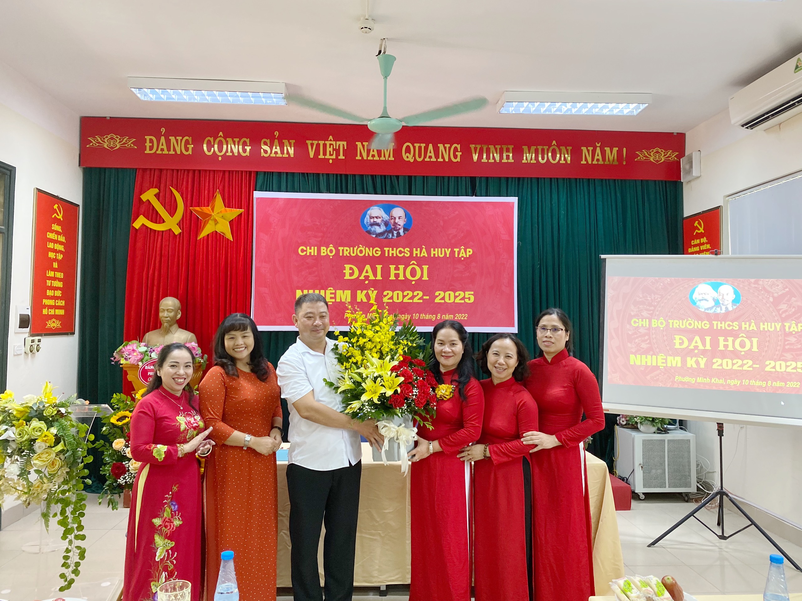 Đại biểu tặng hoa chúc mừng