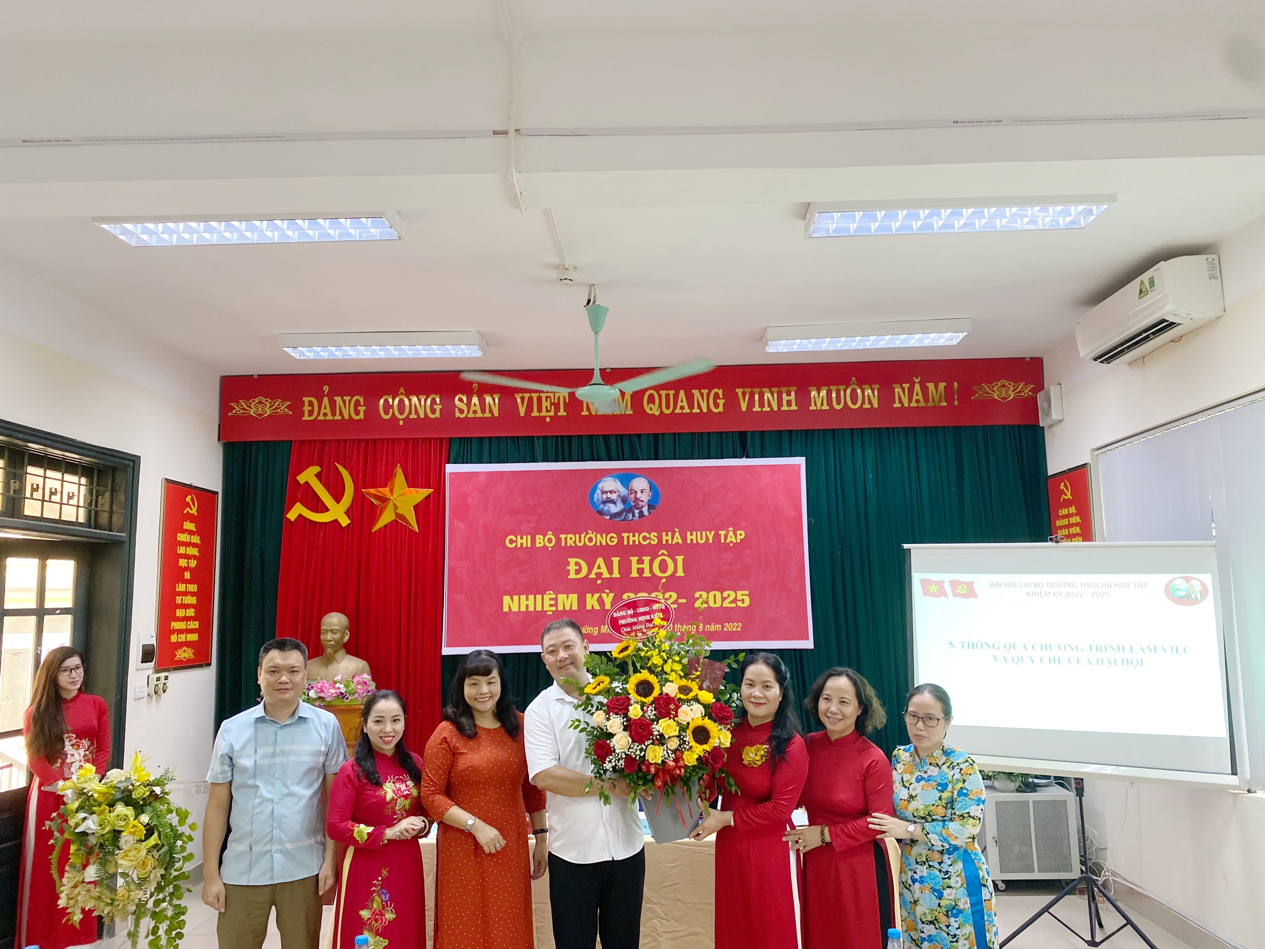 Tiếp đó là đại biểu tham dự tặng hoa cho chi bộ trường THCS Hà Huy Tập, chúc mừng Đại hội thành công rực rỡ