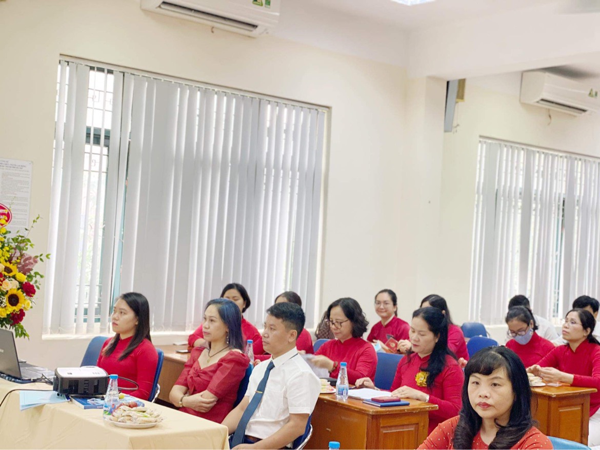 Các Đảng viên lắng nghe nghị quyết và theo dõi chương trình Đại hội