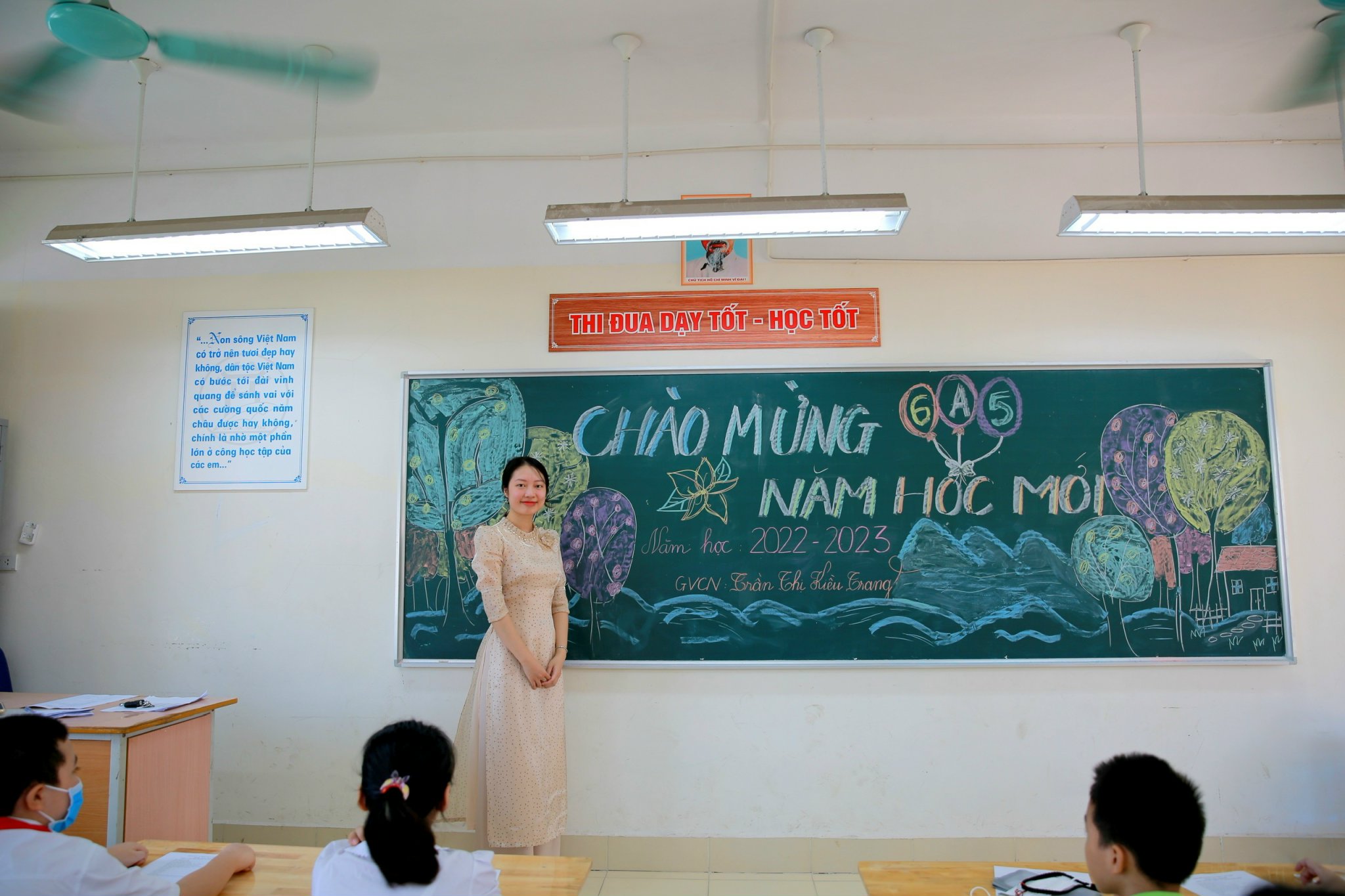 Cô giáo chủ nhiệm lớp 6A5 - Trần Thị Kiều Trang cùng học sinh