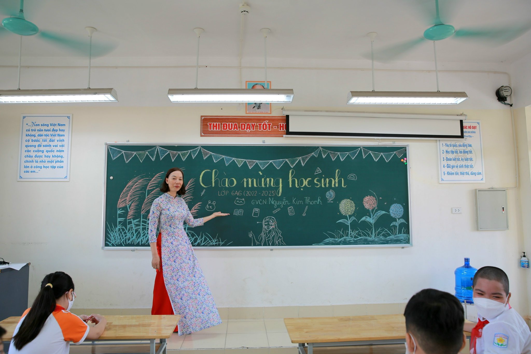 Cô chủ nhiệm lớp 6A6 - Nguyễn Thị Kim Thanh đang nhắc nhở, dặn dò học sinh về nội quy của trường, lớp