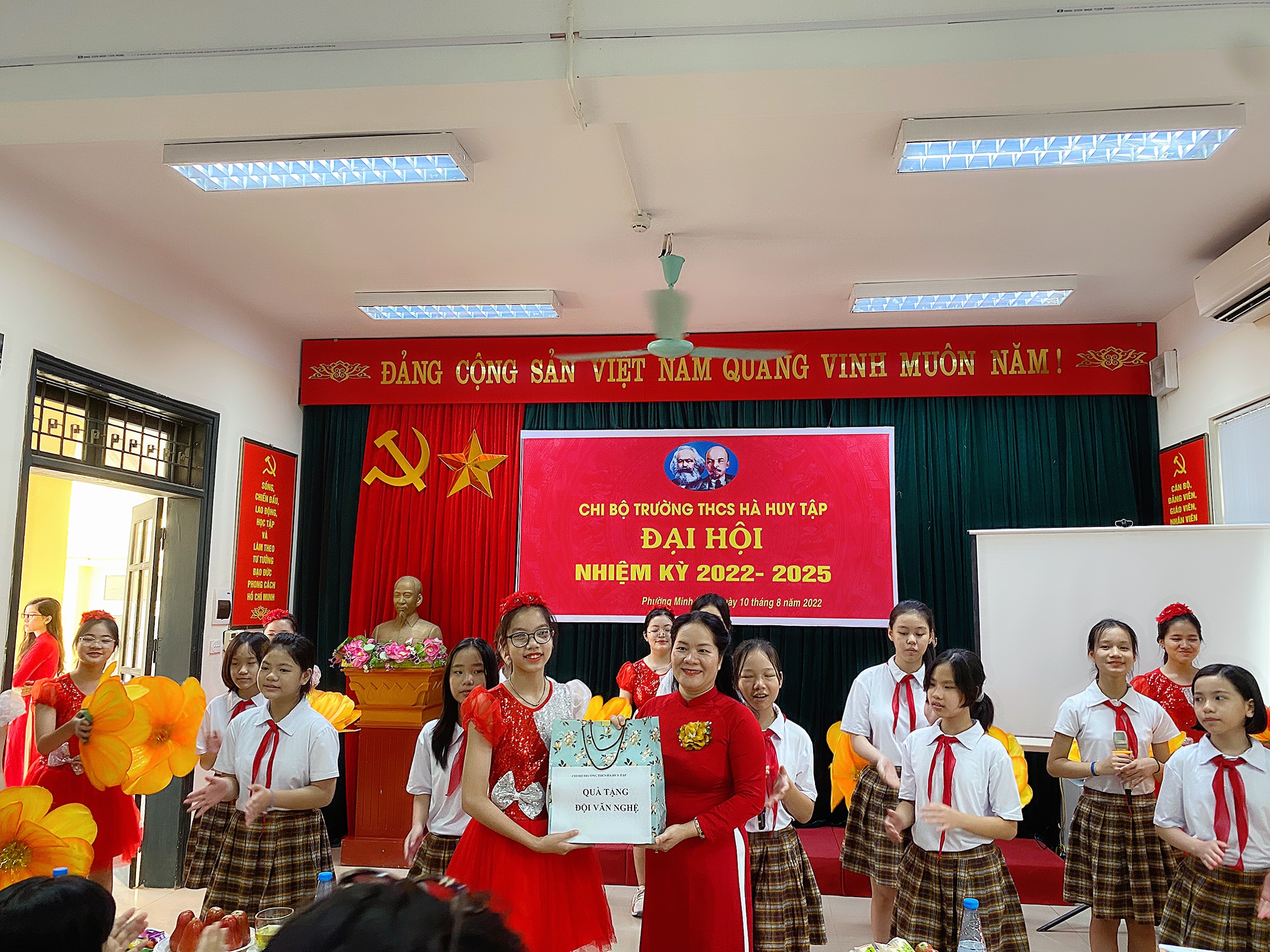 Mở đầu là tiết mục văn nghệ của học sinh chào mừng Đại hội
