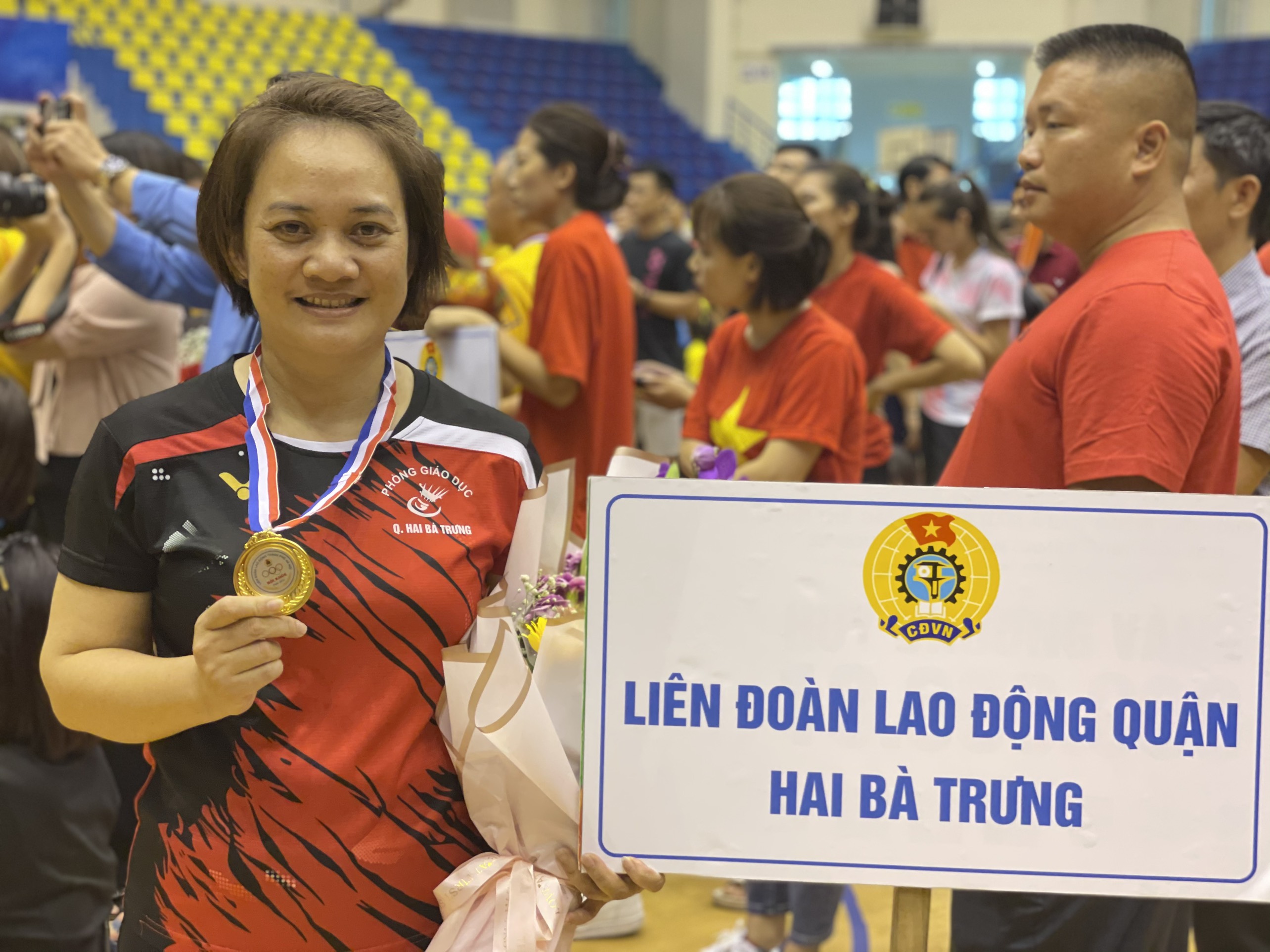 Cô giáo Phạm Thị Phượng đạt Huy Chương Vàng ở bộ môn Cầu lông nữ