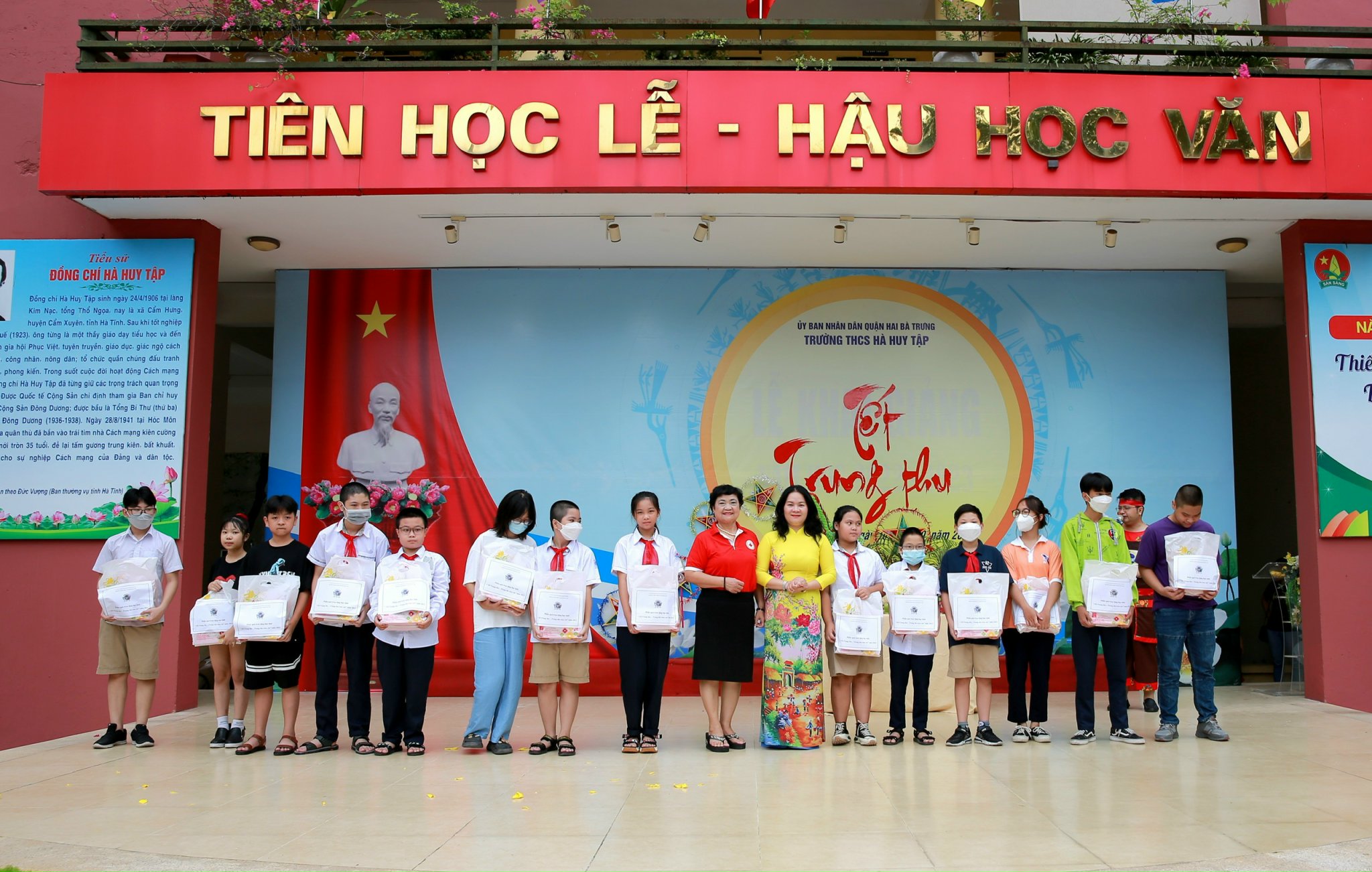 Hội chữ thập đỏ và quỹ khuyến học tặng quà cho các em học sinh