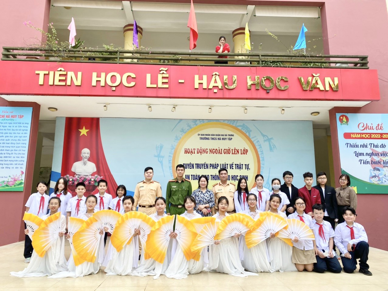 TRƯỜNG THCS HÀ HUY TẬP SINH HOẠT DƯỚI CỜ VỚI CHỦ ĐỀ: TUYÊN TRUYỀN PHÁP LUẬT VỀ TRẬT TỰ, AN TOÀN GIAO THÔNG CHO HỌC SINH