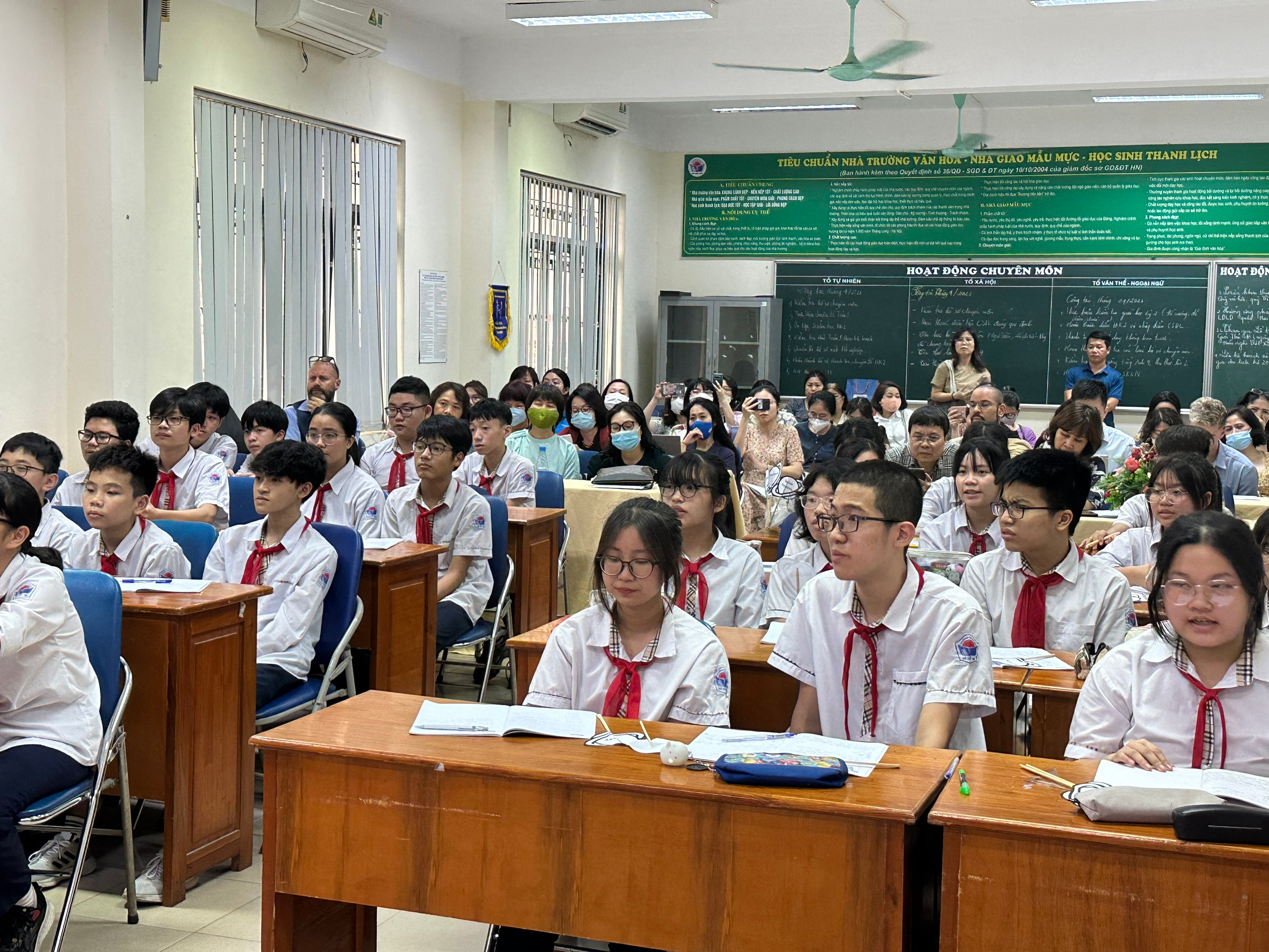 TRƯỜNG THCS HÀ HUY TẬP TỔ CHỨC TIẾT CHUYÊN ĐỀ TIẾNG ANH VỚI CHỦ ĐỀ "RÈN KỸ NĂNG NGHE, NÓI CHO HỌC SINH"
